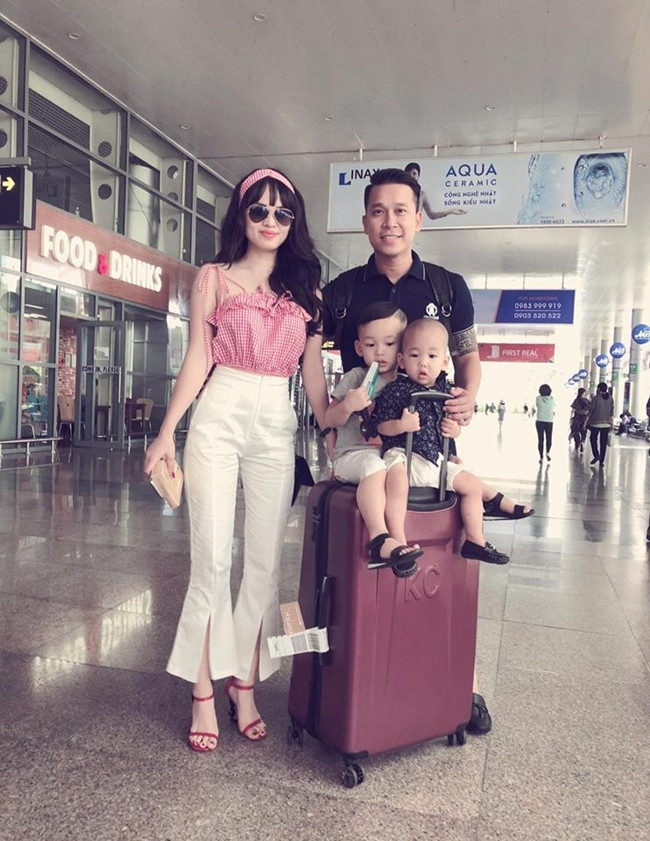 Lê Hoàng (The Men) bên người vợ kém 10 tuổi. Vợ của trưởng nhóm The Men tên Việt Huê, sinh năm 1991, từng tham gia diễn xuất phim ảnh, quay MV ca nhạc. Hiện tại, Việt Huê đã lui về làm hậu phương vững chắc cho chồng. Là mẫu người phụ nữ độc lập, bà xã Lê Hoàng còn kinh doanh riêng lĩnh vực làm đẹp.