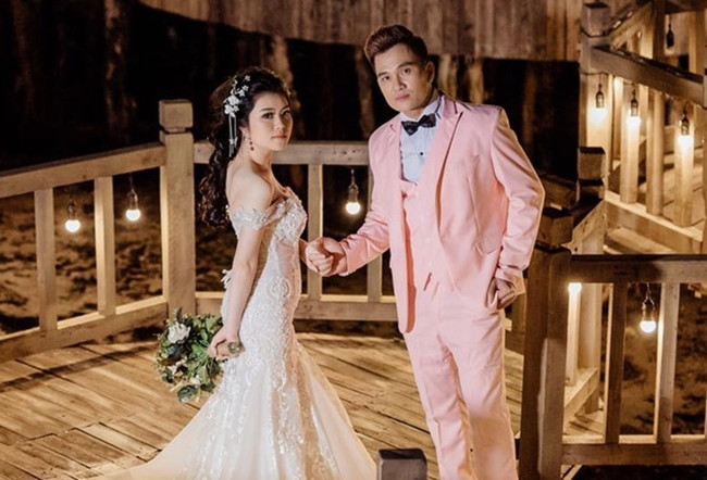 Cặp đôi có thời gian tìm hiểu một năm trước khi kết hôn. Trong thời gian hẹn hò, cả Lâm Chấn Huy và vợ đều không đăng tải hình ảnh thân mật lên mạng xã hội. Chính vì thế, khi biết anh làm đám cưới, nhiều fan vô cùng sửng sốt. Chia sẻ về vợ, ca sĩ 37 tuổi cho hay, khi gặp được Thu Hương, anh biết mình sẽ bị cô gái này "trói buộc". "Chúng tôi như đã được duyên trời sắp đặt sẵn, gặp nhau lần đầu là cảm động luôn. Hương đúng là người tôi tìm kiếm, cô ấy có suy nghĩ khác với những cô gái tôi yêu trước đây. Tôi suy nghĩ gì cô ấy điều hiểu và biết rõ”, Lâm Chấn Huy bộc bạch.