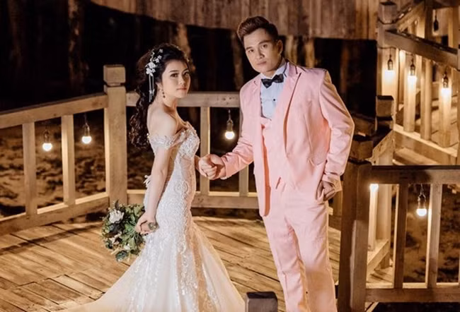 Cặp đôi có thời gian tìm hiểu một năm trước khi kết hôn. Trong thời gian hẹn hò, cả Lâm Chấn Huy và vợ đều không đăng tải hình ảnh thân mật lên mạng xã hội. Chính vì thế, khi biết anh làm đám cưới, nhiều fan vô cùng sửng sốt. Chia sẻ về vợ, ca sĩ 37 tuổi cho hay, khi gặp được Thu Hương, anh biết mình sẽ bị cô gái này "trói buộc". "Chúng tôi như đã được duyên trời sắp đặt sẵn, gặp nhau lần đầu là cảm động luôn. Hương đúng là người tôi tìm kiếm, cô ấy có suy nghĩ khác với những cô gái tôi yêu trước đây. Tôi suy nghĩ gì cô ấy điều hiểu và biết rõ”, Lâm Chấn Huy bộc bạch.