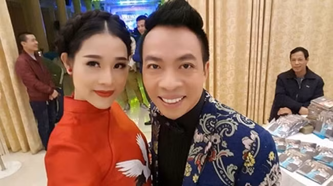 NSƯT Việt Hoàn bên vợ kém 18 tuổi. Bà xã nam ca sĩ sinh năm 1967 tên Hoa Trần, sinh năm 1985. Cô cũng hoạt động trong làng giải trí với vai trò ca sĩ. Khi kết hôn với NSƯT Việt Hoàn, Hoa Trần trở thành hậu phương hỗ trợ cho ông xã phát triển sự nghiệp ca hát. Tuy nhiên từ năm 2016, cô chính thức theo đuổi con đường nghệ thuật với MV đầu tay "Mẹ tôi". Hoa Trần nhận được sự ủng hộ của ông xã trong việc theo đuổi con đường ca hát.