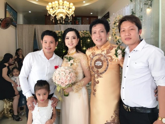 Lấy được vợ trẻ ở tuổi 52, sao Việt Trọng Nghĩa không giấu được sự vui mừng, hạnh phúc. Trước đó, nam nghệ sĩ cải lương từng trải qua một cuộc đổ vỡ hôn nhân.