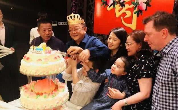 Cuoc song binh yeu ben vo tre, con tho cua Hoa Than U70-Hinh-3