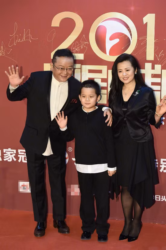 Cuoc song binh yeu ben vo tre, con tho cua Hoa Than U70