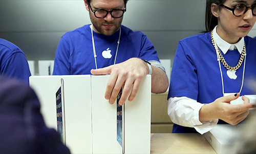 Chỉ có một tỷ phú USD đang làm việc cho Apple mà phần lớn tài sản của người này lại đến từ công ty khác. Ảnh: CNN.