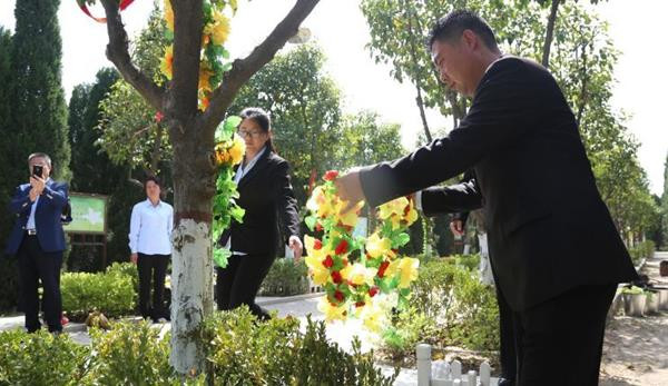 Với mức giá 988 NDT, người “tảo mộ thuê” sẽ lau dọn mộ phần, dâng hoa, đốt vàng mã, đọc văn khấn thay khách.