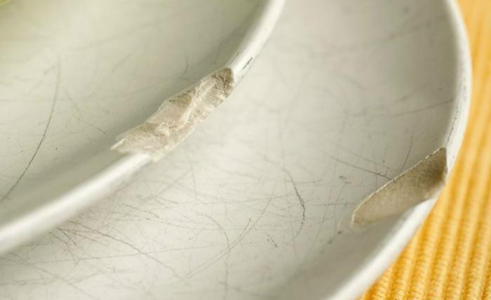 Bát sứt: Bát ăn cơm là món đồ mà nhà nào cũng có, dù là giàu có, sang hèn hay gia đình trung lưu. Người ta cũng hay ví von “bát cơm” với sự nghiệp, công danh hoặc việc làm nói chung của một người nào đó. Chính vì lẽ đó mà trong phong thủy chiêu tài, bát cơm cũng tượng trưng cho tài vận tài lộc của một người.