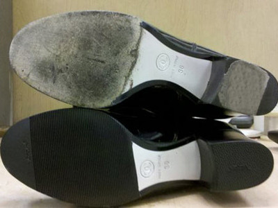 Giày hỏng, cũ rách: Giày hỏng, cũ rách là biểu trưng của vất vả, nghèo khổ, nhiều người xưa cũ còn liên tưởng giày dép rách rưới tới hình ảnh của người thuộc tầng lớp nghèo khổ, lam lũ, không có nhân phẩm tốt và chỉ biết chấp nhận cuộc sống thấp kém. Ngày nay, chuyên gia tử vi phong thủy nhận định rằng, giày đã hỏng và cũ rách không nên để lâu trong nhà, vì nó đem lại ám khí, khiến chủ nhân dễ bị hao tài, tổn lộc. Dù có yêu thích đôi giày đó đến mấy cũng nên vứt bỏ ngay để xua đuổi vận rủi và chiêu tài rước lộc cho gia đình.