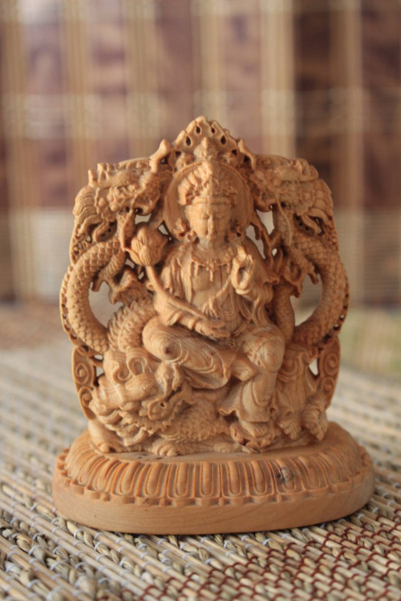 Tượng Phật không rõ nguồn gốc: Khi thỉnh tượng Phật về nhà, gia chủ cần tìm hiểu rõ, nguồn gốc và ý nghĩa của từng pho tượng và đặc biệt cần phải chú ý xem, vị Phật đó phù hợp đặt vào vị trí nào trong gia đình.