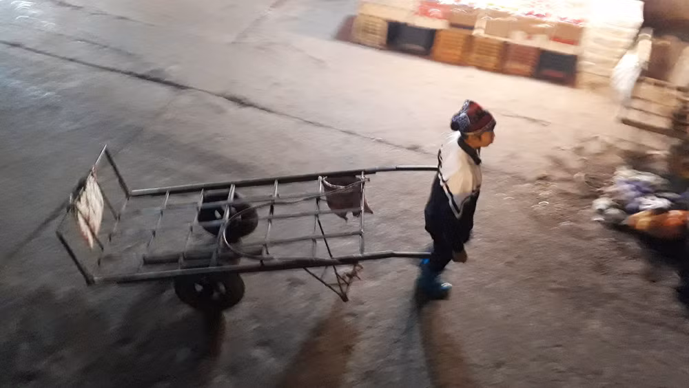 Một ngày làm việc của họ bắt đầu từ 10, 11 giờ đêm. Ảnh: Ngọc Trang