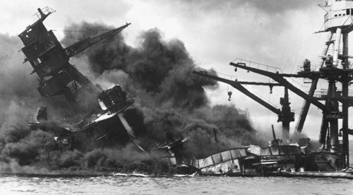 Chiến hạm Mỹ USS Arizona chìm trong trận Trân Châu Cảng ngày 7/12/1941. Ảnh: Reuters