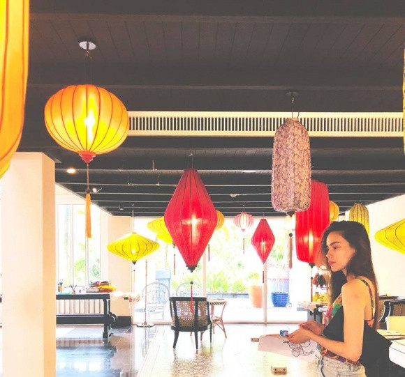 Trong chuyến du lịch này, nữ ca sĩ ăn diện khá giản dị khi mặc váy maxi, hay quần bò ngắn mix với áo hai dây. Vì đi chơi cùng gia đình nên Hà Hồ cũng lựa chọn bộ đồ bơi khá kín đáo. Trong nhiều bức ảnh, nữ ca sĩ khiến người hâm mộ hết lời khen ngợi vì vóc dáng thon gọn đặc biệt là đôi chân dài miên man.