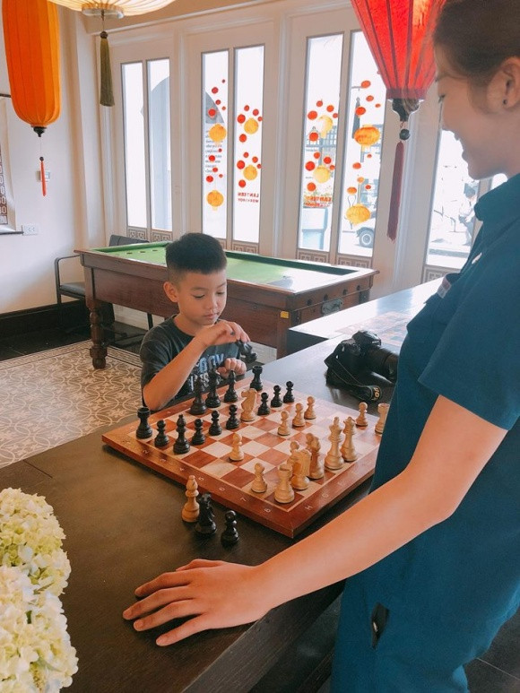 Con trai của Hà Hồ thích thú khi trải nghiệm những trò chơi ở Phú Quốc.