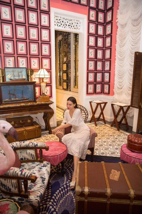 Không chỉ được nghỉ dưỡng ở một khách sạn nổi tiếng mà gia đình Hà Hồ còn có những trải nghiệm thú vị ở Phú Quốc như chèo thuyền, tắm biển, chơi cờ, đá bóng... vô cùng vui vẻ.