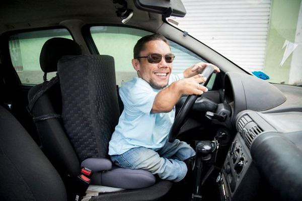 Paulo đang làm thư ký cho một công ty...