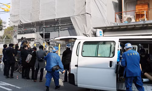 Cảnh sát và truyền thống đứng bên ngoài căn hộ ở Osaka, Nhật Bản.