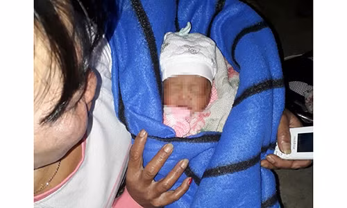 Bé gái sơ sinh vừa được chị Lê Thị Hải cứu.