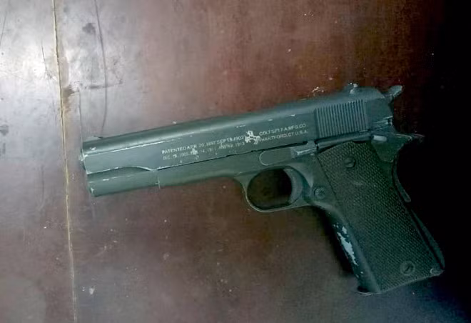 Ban tinh dich 2 phat sung vi ghen tuong