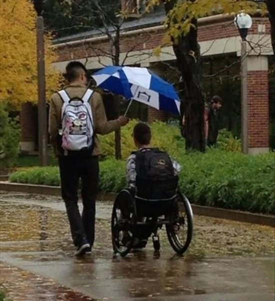 Hình ảnh cậu bé nhường ô cho bạn bị liệt dưới trời mưa đã lấy đi không ít nước mắt của độc giả khi bức ảnh được đăng tải.