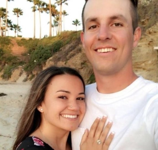 Có lẽ đây chỉ là một bức ảnh selfie bình thường cho đến khi bạn biết câu chuyện đằng sau bức ảnh này. Cặp đôi trong ảnh sắp sửa kết hôn, nhưng hoàn cảnh họ gặp nhau lại không giống các cặp đôi khác. Chàng trai trong ảnh đã dũng cảm che chở cho cô gái trong một cuộc xả súng tại Las Vegas mặc dù lúc đó anh không biết cô là ai. Họ đã chứng minh rằng, tình yêu nảy nở ngay trong tình huống tàn khốc nhất.