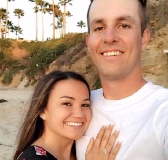 Có lẽ đây chỉ là một bức ảnh selfie bình thường cho đến khi bạn biết câu chuyện đằng sau bức ảnh này. Cặp đôi trong ảnh sắp sửa kết hôn, nhưng hoàn cảnh họ gặp nhau lại không giống các cặp đôi khác. Chàng trai trong ảnh đã dũng cảm che chở cho cô gái trong một cuộc xả súng tại Las Vegas mặc dù lúc đó anh không biết cô là ai. Họ đã chứng minh rằng, tình yêu nảy nở ngay trong tình huống tàn khốc nhất.