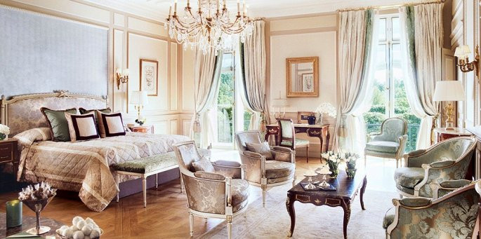 4. Khách sạn 5 sao Le Meurice Le Meurice là một khách sạn sang trọng, gây ấn tượng bởi lối kiến trúc của thế kỷ XVIII. Phong cách cổ điển, tinh tế được thể hiện qua những bộ sưu tập đồ cổ được trưng bày bên trong.