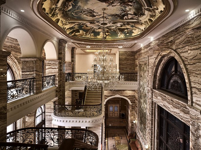 2. Căn hộ của Seung Ri tại kiệt tác D’. Palais Louis Ca sĩ Seungri là thành viên nhóm nhạc “đình đám” Big Bang của Hàn Quốc. Tuy nhiên, không phải ai cũng biết anh là cậu con nuôi của ông chủ Tập đoàn Tân Hoàng Minh – chủ đầu tư dự án “để đời” D’.Palais Louis. Mất 10 năm để hoàn thành, “Cung điện Versailles giữa lòng Hà Nội” khiến mọi người phải trầm trồ, thán phục vì vẻ đẹp “vượt thời gian”.