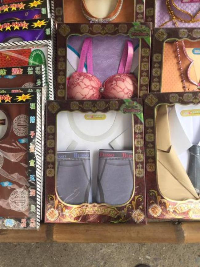 Với quan niệm "trần sao âm vậy", không những mua quần áo mũ nón, người dân còn không quên sắm cả nội y để đốt cho người âm trong dịp Rằm tháng 7.