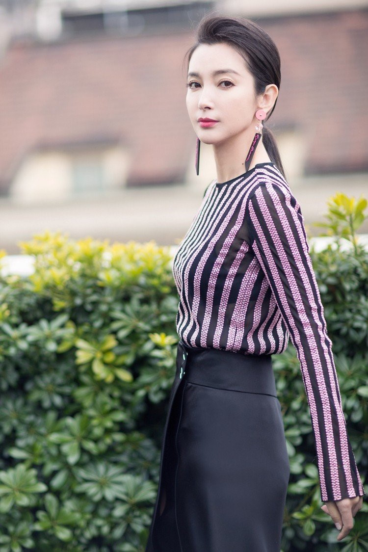 Nữ diễn viên chưa bao giờ e ngại sự khác biệt. Cô nhập tịch Hong Kong khi quyết định cần phải tiến xa hơn ở Hollywood. Năm 2012, cô còn trở thành Đảng viên Đảng Trí Công Trung Quốc. Cũng trong năm đó, cô tham dự Đại hội Đảng toàn quốc lần thứ 14. Đây là điều hiếm có trong giới giải trí. Đảng Trí Công là một chính đảng được công nhận tại Trung Quốc, dưới sự lãnh đạo của Đảng Cộng sản Trung Quốc.