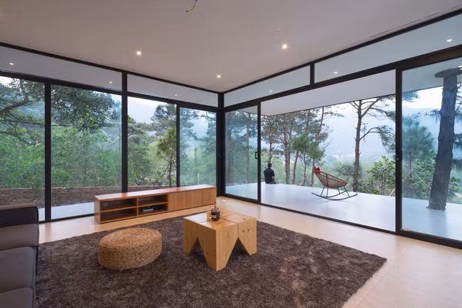 Với quan điểm “đơn giản sống”, gia chủ muốn hướng tới một lối sống giản dị, khoáng đạt, tự do, hòa mình vào với thiên nhiên cây cỏ. Đây là tiêu chí quan trọng trong quá trình xây dựng, là kim chỉ nam cho các kiến trúc sư.