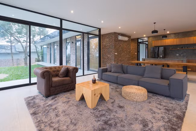 Tường gạch thô mộc không sơn trát lại như một điểm nhấn độc đáo cho công trình. Vật liệu xây dựng chủ yếu là gạch, đá, gỗ… vừa hài hòa với tự nhiên vừa dễ kiếm, tiết kiệm chi phí.