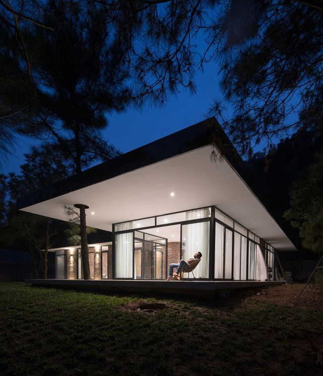 Trong quá trình xây dựng, đội ngũ kiến trúc sư đã cố gắng không làm ảnh hưởng tới cảnh quan vốn có, toàn bộ số cây xanh được giữ gìn nguyên vẹn. Căn nhà chính nằm ở giữa quả đồi, 3 mặt có tầm nhìn rộng, bao quát xuống thung lũng tuyệt đẹp phía dưới trong khi vẫn giữ được sự biệt lập và riêng tư.