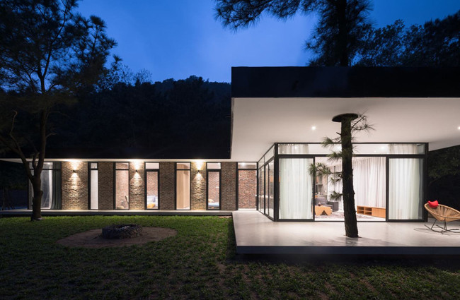 Nơi đây có thể sử dụng làm chỗ thư giãn, lại vừa là giải pháp chắn mưa nắng tối ưu, nhất là trong điều kiện khí hậu khắc nghiệt ở Việt Nam. Mặt bằng căn nhà chính được bố trí hài hòa giữa các tán cây, từ khắp các phòng đều có thể đón nắng xuyên qua kẽ lá.