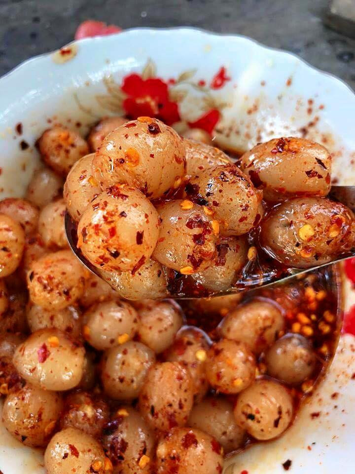 Dù ăn chua nhưng vải rừng lại cực kỳ hút khách, được nhiều người mua về dầm muối ớt.