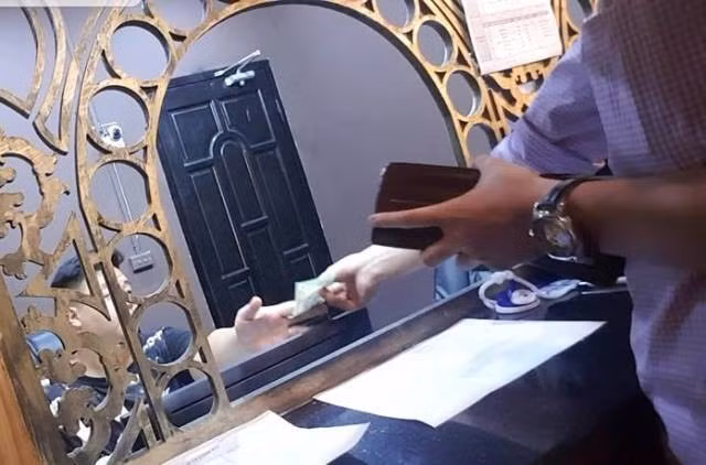 Người chơi phải trả tiền mới được tham dự các giải đấu Poker.