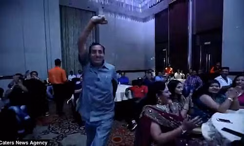 Vishnu háo hức lên nhận giải.