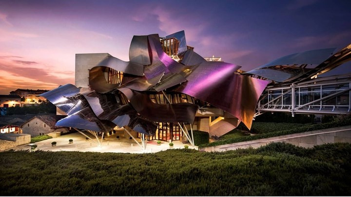 Khách sạn Marqués de Riscal, Tây Ban Nha. Được thiết kế bởi kiến trúc sư người Mỹ Frank Gehry, khách sạn sang trọng này có cửa sổ ngoằn ngoèo, tường gỗ cong, đồ nội thất bọc da và phòng tắm lát đá cẩm thạch, tạo ấn tượng như một tác phẩm nghệ thuật thực sự.