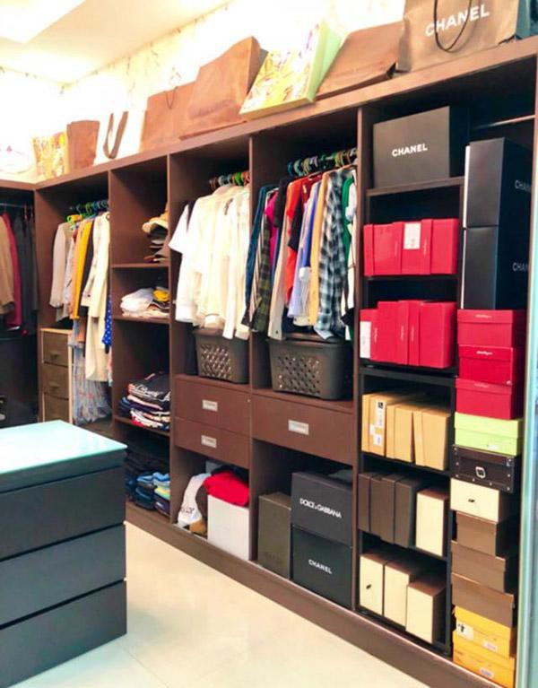 Giỏ để đồ cũng được đặt vào các ngăn lớn vừa tăng không gian chứa đồ, vừa giúp phòng gọn hơn.