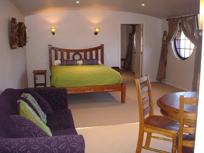 Nhà nghỉ Hobbit, New Zealand. Các phòng ở đây lấy cảm hứng từ phim Chúa tể của những chiếc nhẫn, được xây dựng bằng các vật liệu tự nhiên và tái chế. Khi ở đó, bạn có thể tận hưởng bầu không khí của bộ phim và trải nghiệm sự yên bình của cuộc sống.