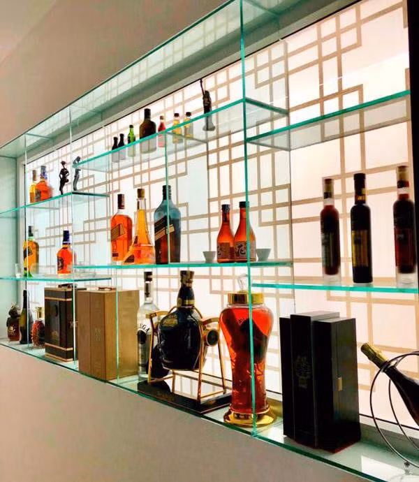 Tủ bày rượu được bà xã Quyền Linh "một tay thiết kế" đơn giản nhưng đẹp mắt. Dạ Thảo chia sẻ, chị tận dụng góc cửa sổ âm tường, tự vẽ theo ý mình rồi nhờ tiệm kính cường lực cắt kính và lắp ráp vào.