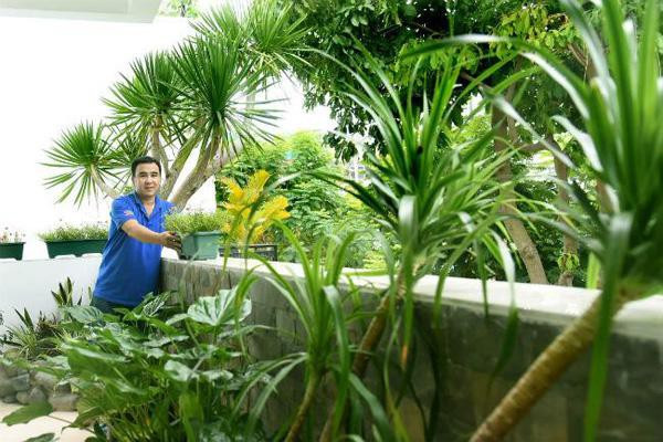 Phần lớn công việc chăm sóc ngôi nhà là ở bà xã, vì Quyền Linh bận rộn với các hoạt động thiện nguyện. Mỗi khi về nhà, anh dành thời gian thư giãn bằng cách chăm sóc khu vườn.