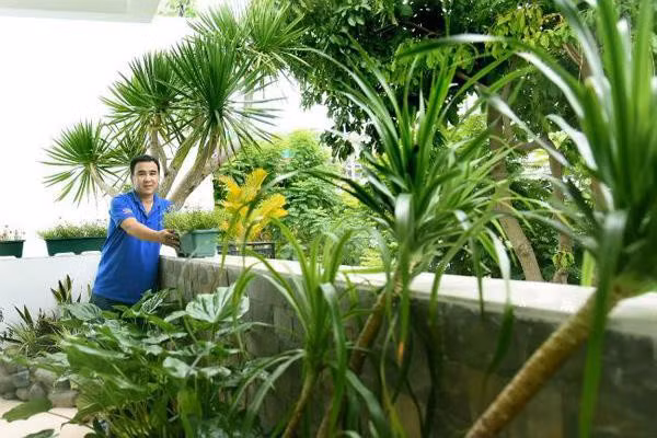 Phần lớn công việc chăm sóc ngôi nhà là ở bà xã, vì Quyền Linh bận rộn với các hoạt động thiện nguyện. Mỗi khi về nhà, anh dành thời gian thư giãn bằng cách chăm sóc khu vườn.