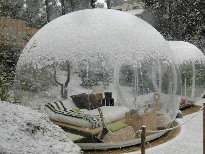 Attrap’Rêves Bubble Hotel, Pháp. Khách sạn này có các mái vòm bằng nhựa trong suốt, cho phép bạn có được trải nghiệm ngủ ngay bên dưới các vì sao.