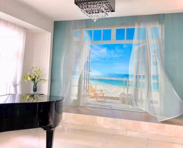 Góc chơi đàn được vẽ thêm khung cửa nhìn ra biển nên trông rất rộng và thơ mộng. "Vừa chơi đàn vừa ngắm biển... nhân tạo" - Dạ Thảo vui vẻ cho biết.