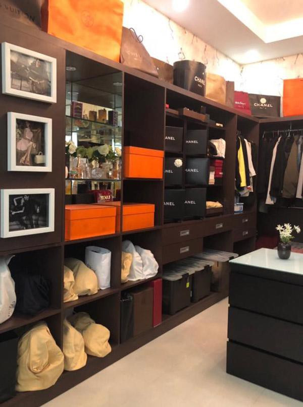 Căn phòng thay đồ khá rộng rãi, được hai vợ chồng Quyền Linh đặt thêm tủ để đồ đẹp mắt, mỗi ngăn, chị Dạ Thảo lại sắp xếp gọn gàng các loại túi, hộp, nước hoa... để khi cần là thấy được ngay.