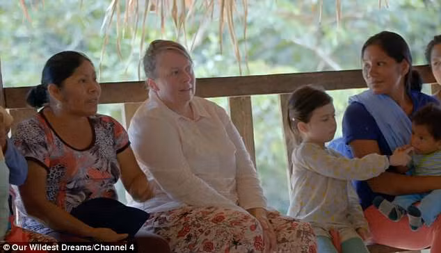 Mari là người da trắng thứ hai có mặt ở ngôi làng hẻo lánh trong rừng rậm Amazon.