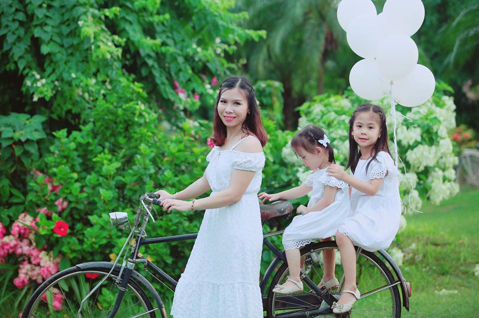 Khi mẹ con mặc đồ giống nhau khi ra phố chắc hẳn sẽ khiến ai nấy đều thích thú và dõi theo. Một cô con gái đã hạnh phúc, có tới 2 công chúa nhỏ khiến bà mẹ trẻ này được nhiều người ngưỡng mộ.