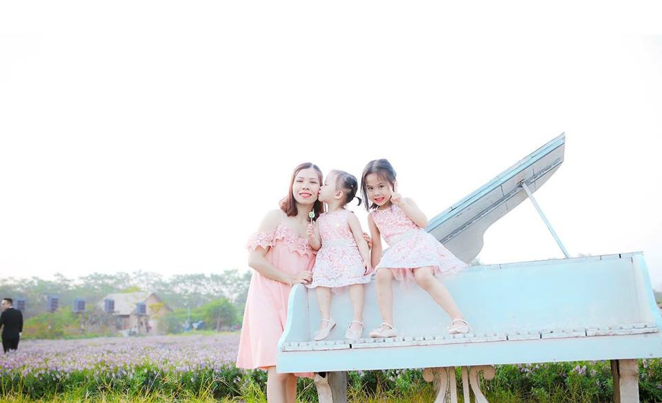 Diện đồ đôi với con gái yêu là hạnh phúc của rất nhiều người làm mẹ.