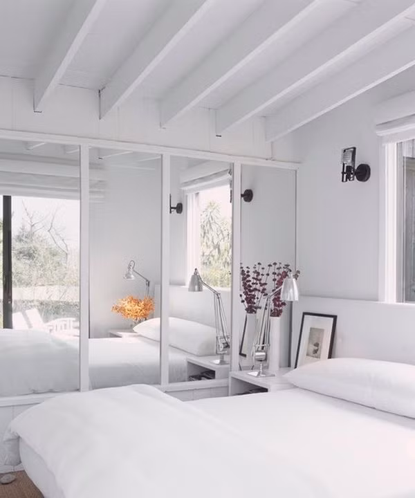 Lắp đặt gương cho hệ thống cánh cửa tủ, đó là một trong những giải pháp tuyệt vời giúp cho các khu vực chức năng có diện tích nhỏ dễ dàng tăng thêm cảm giác rộng rãi và thoáng sáng. Khi thiết kế cửa tủ với gương ghép bên ngoài, hãy ưu tiên sử dụng cửa trượt và tấm gương lắp cửa đối diện với cửa sổ để tăng thêm ánh sáng, dễ dàng nhân đôi không gian.