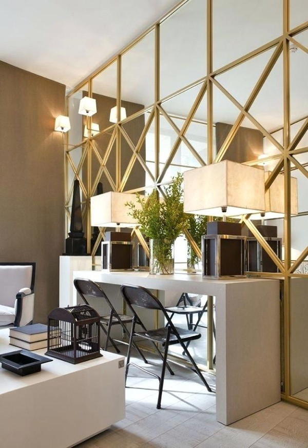 Dù lắp gương ở đâu, vị trí nào, để những tấm gương giúp không gian trở nên sang trọng, mọi người thường sử dụng đèn vàng ấm cúng và thanh lịch.