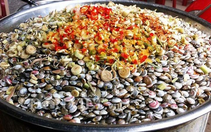 Đây cũng là một đặc sản vùng biển rất hút khách bởi nó dễ chế biến, bổ dưỡng; ruột ốc cườm thường được rang sả ớt, lá chanh...